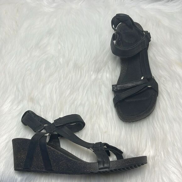 Teva Ysidro Black Leather Wedge Strappy Sandals Sz 8 - Picture 1 of 6